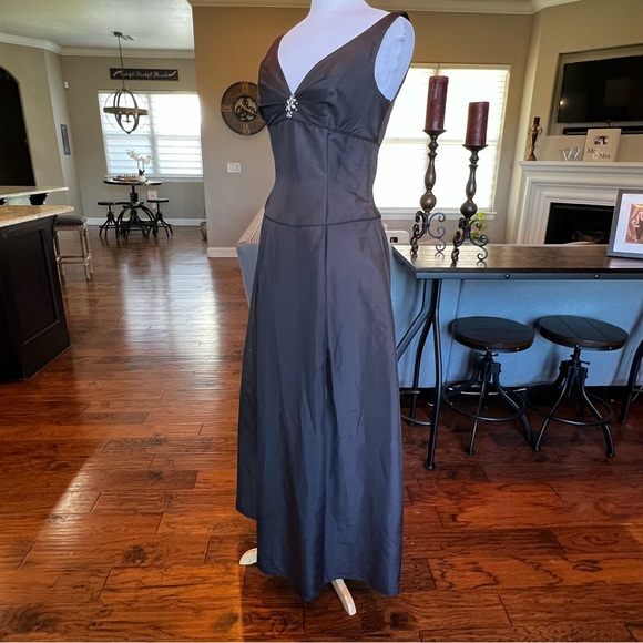 NWT Raylia Designs Black Formal Long Gown Size 14 Sleeveless Fit & Flare Prom - Picture 3 of 17